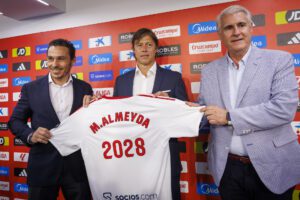 El presidente del Sevilla, José María del Nido Carrasco (i); el argentino Matías Almeyda y el director deportivo Antonio Cordón (d), durante su presentación como nuevo entrenador del Sevilla FC, con el que ha firmado un contrato para las próximas tres temporadas y regresa casi 30 años después al club en el que ejerció como futbolista en una campaña, la 1996-1997, cuando el equipo bajó a Segunda División. EFE/ Julio Muñoz