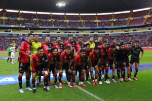 Jugadores de Atlas se forman en un partido de la Liga MX en el Estadio Jalisco, en Guadalajara (México). Fotografía de archivo. EFE/ Francisco Guasco