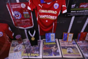 Camisetas, banderines, y fotografías forman parte de una exposición conmemorativa de los diez años de la conquista en Santiago de Chile de la Copa América de 2015, la noche del 4 de julio. EFE/ Elvis González