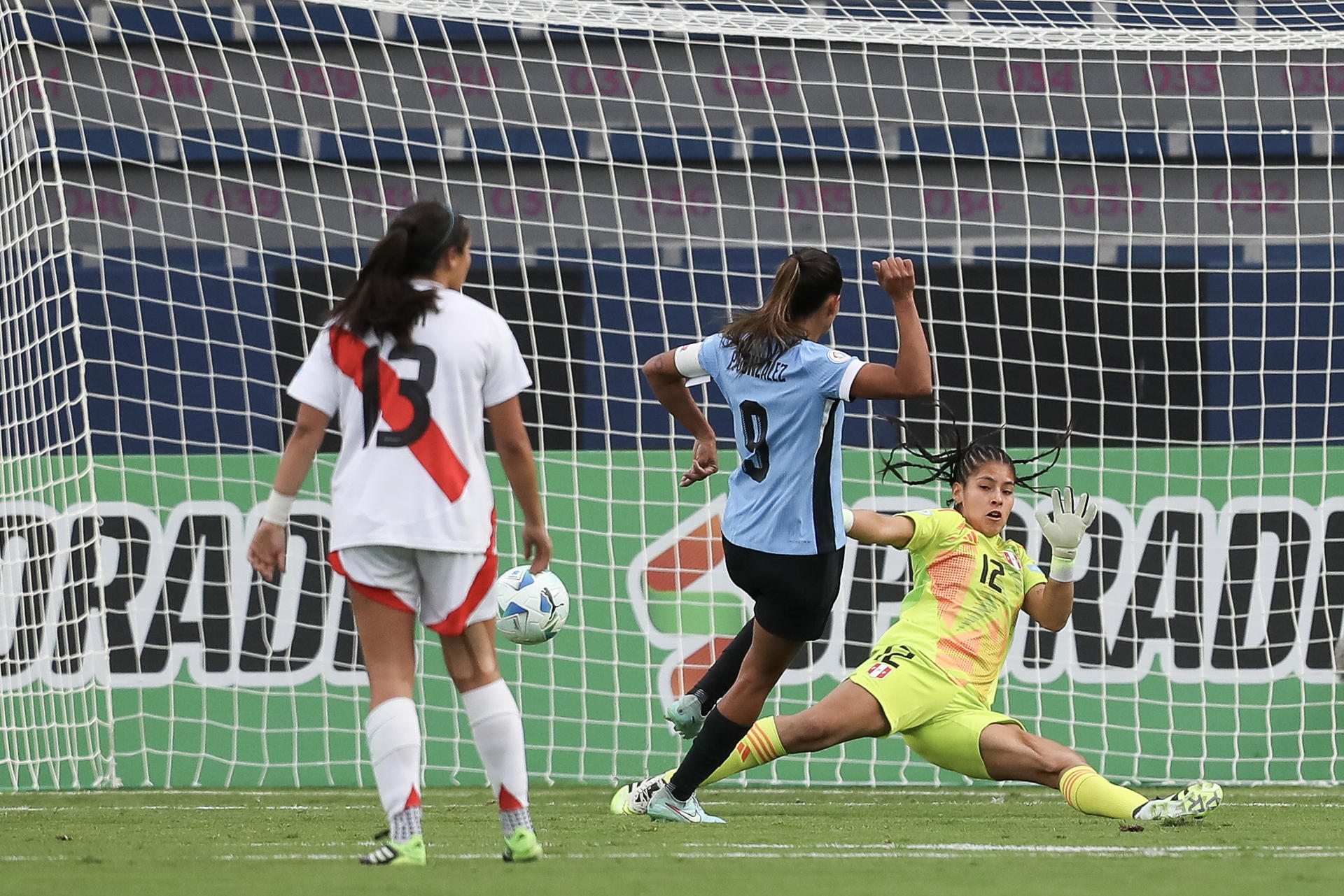 La delantera Pamela González (c) desperdicia una oportunidad de gol clara de Uruguay, que este viernes se impuso por 1-0 a la de Perú en la Copa América que se disputa en Ecuador. EFE/ José Jácome 