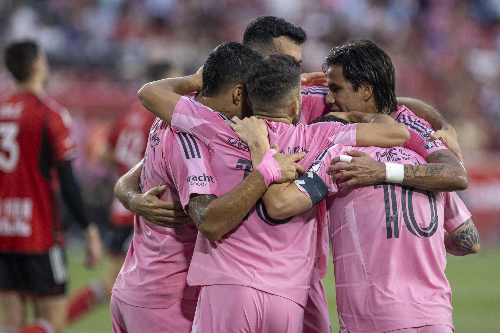 AME3998. NUEVA JERSEY (ESTADOS UNIDOS), 19/07/2025.- Jugadores del Inter Miami celebran este sábado la goleada de remontada por 1-5 sobre Red Bulls en el estadio Red Bull Arena de New Jersey. EFE/ Angel Colmenares 