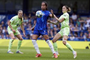 La colombiana Mayra Ramírez, jugadora del Chelsea (i). EFE/EPA/TIM KEETON