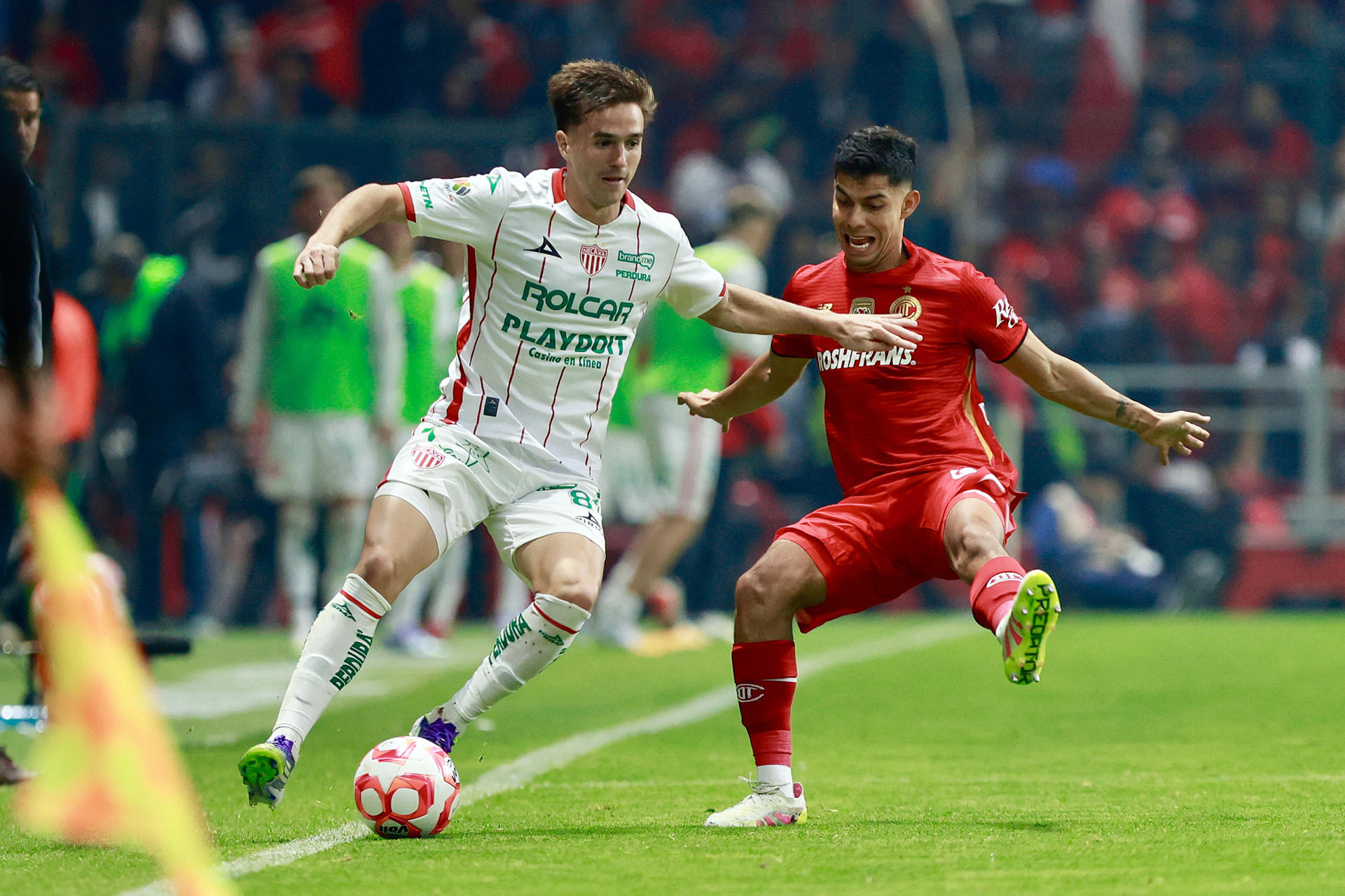 Diego Barbosa (d), de Toluca, disputa un balón con Agustín Palavecino (i), de Necaxa, durante un partido de la Liga MX entre Toluca y Necaxa en el estadio Nemesio Diez en Toluca (México). EFE/Felipe Gutiérrez 