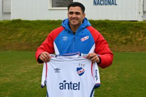 Maximiliano Gómez posa durante su presentación como nuevo jugador de Nacional. EFE/Federico Gutiérrez