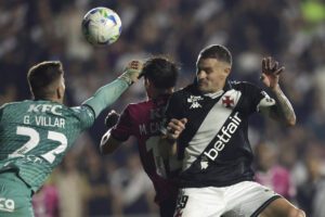 El delantero de Vasco da Gama Pablo Vegetti (d) es neutralizado por el guardameta de Independiente del Valle Guido Villar en el partido que clasificó este martes en Río de janeiro al equipo ecuatoriano a los octavos de final de la Copa Sudamericana. EFE/ André Coelho