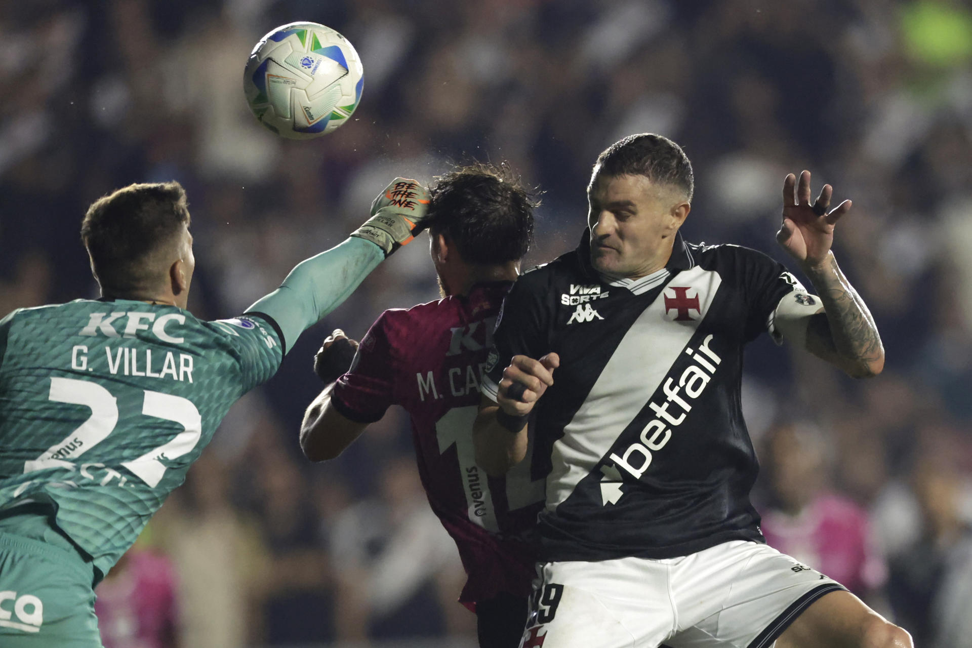El delantero de Vasco da Gama Pablo Vegetti (d) es neutralizado por el guardameta de Independiente del Valle Guido Villar en el partido que clasificó este martes en Río de janeiro al equipo ecuatoriano a los octavos de final de la Copa Sudamericana. EFE/ André Coelho 