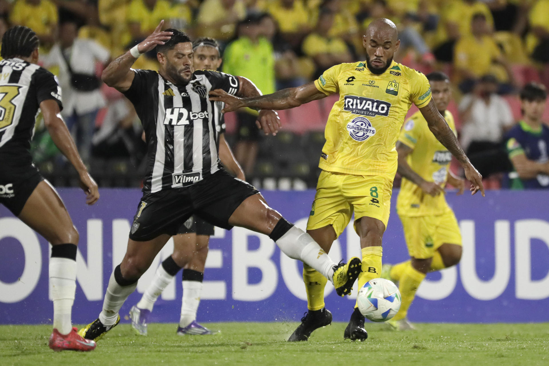Fredy Hinestroza (d), del Bucaramanga, disputa el balón con Guilherme Arana, del Mineiro. EFE/Carlos Ortega 