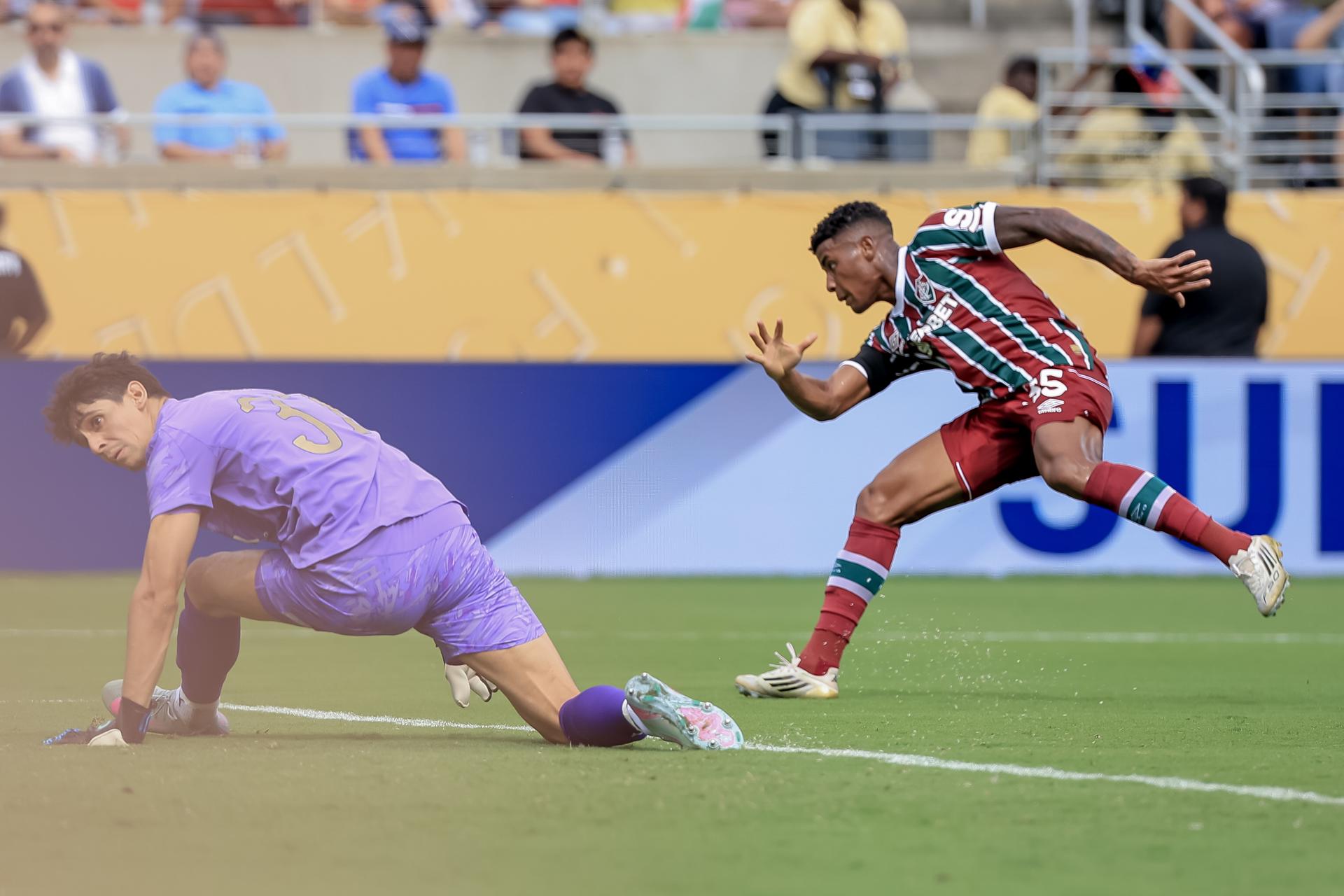 El delantero brasileño Hercules (d) hace inútil el cierre del portero Bono y marca este vienes el gol de la victoria de Fluminense por 2-1 sobre Al Hilal en Orlando (Florida) y la claificación a las semifianles del Mundial de Clubes. EFE/EPA/CRISTOBAL HERRERA-ULASHKEVICH
