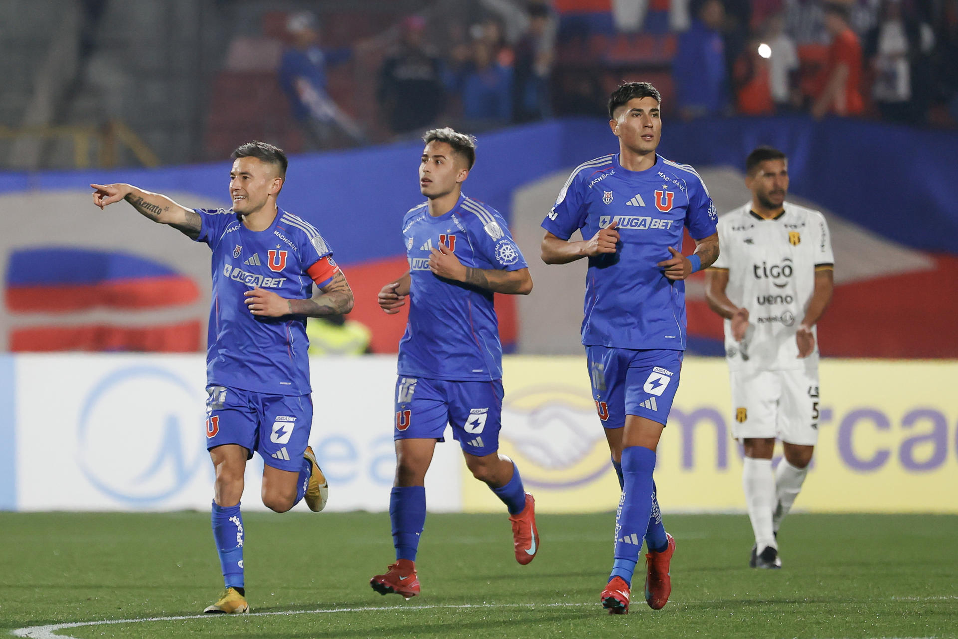 Charles Aránguiz (i), de Universidad de Chile, celebra un gol ante Guaraní. EFE/Elvis González 
