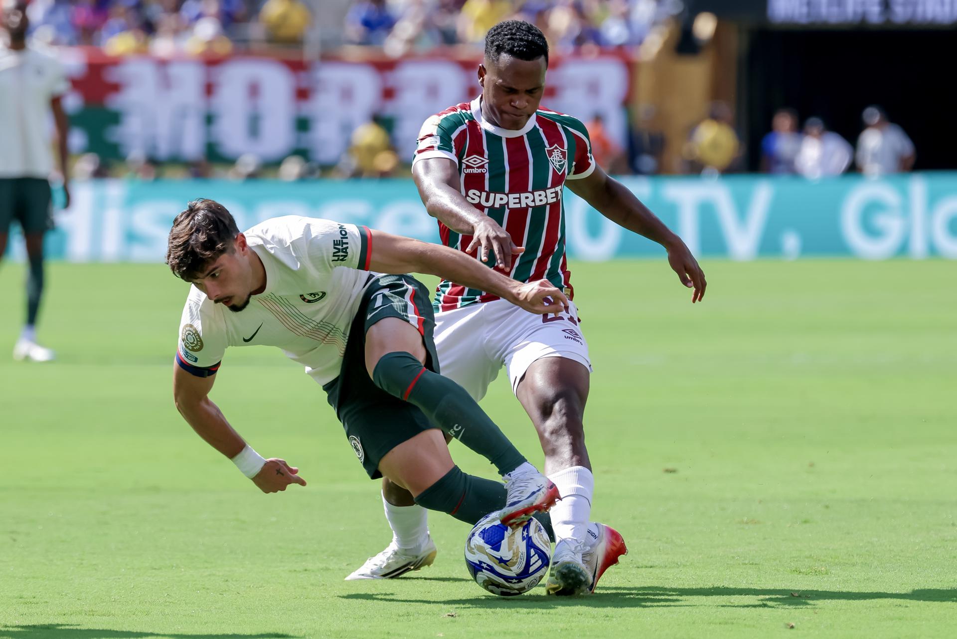 Pedro Neto (i), del Chelsea, recibe la marca del colombiano Jhon Arias, del Fluminense. EFE/EPA/JUSTIN LANE 