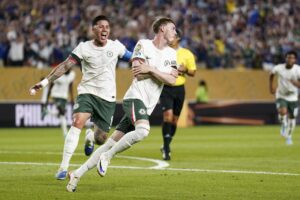 Cole Palmer del Chelsea (d) celebra junto a Enzo Fernandez luego de anotar el 1-0 ante Palmeiras. EFE/WILL OLIVER