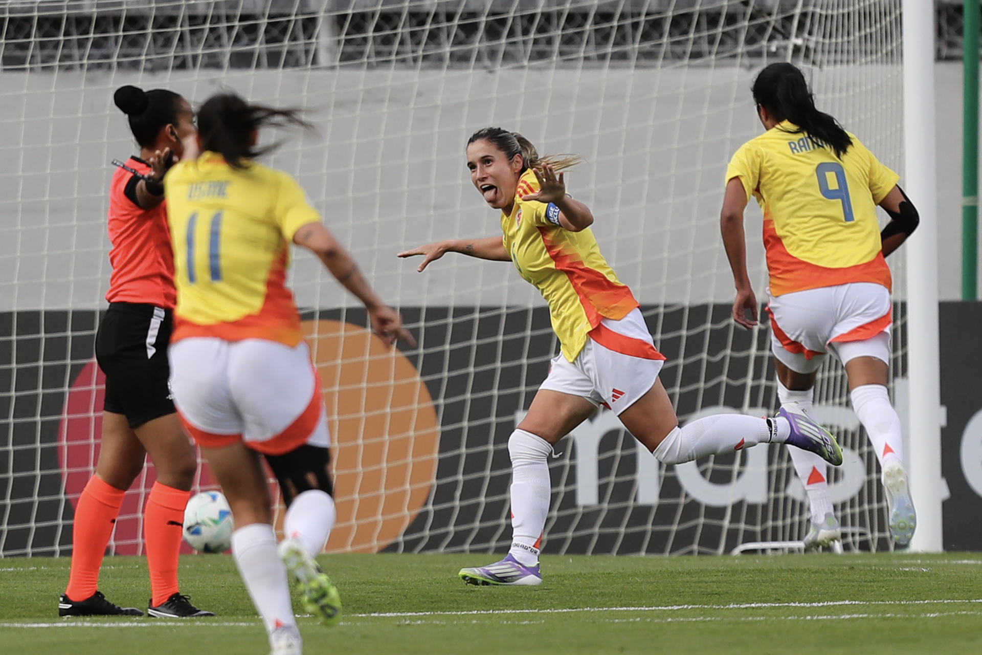 Daniela Montoya (c), de Colombia, celebra un gol en un partido de la fase de grupos de la Copa América Femenina entre Colombia y Bolivia en el estadio Gonzalo Pozo Ripalda en Quito (Ecuador). EFE/José Jácome 