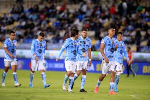 Fotografía de archivo de varios jugadores de Querétaro durante un encuentro en el estadio Hidalgo de la ciudad de Pachuca (México). EFE/ David Martínez Pelcastre