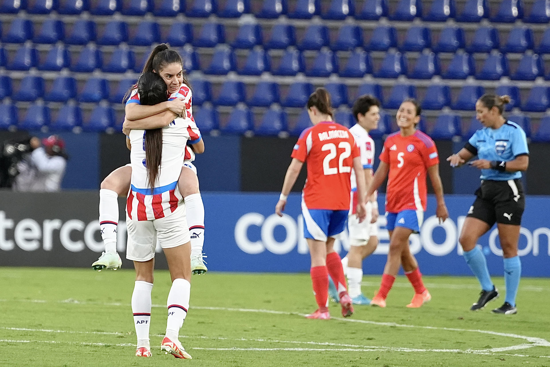 Jugadoras de la selección de Paraguay celebran este lunes en Quito la clasificación a los Juegos Panamericanos de 2027 que acogerá Lima al derrotar por 0-1 a la de Chile en el estadio Banco Guayaquil. EFE/ Vicente Costales 