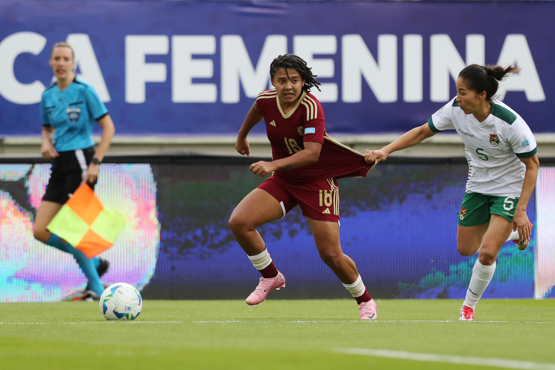 La venezolana Ysaura Viso (i) es sujetada de la camiseta por la boliviana Érika Salvatierra durante el partido de la tercera jornada del Grupo B de la Copa América que la Vinotinto ganó este sábado por 7-1 en el estadio Gonzalo Pozo Ripalda de Quito. EFE/ José Jácome 