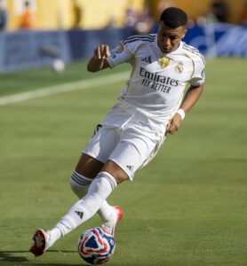 Kylian Mbappé se reencuentra con el PSG un año desués de recalar en el Real Madrid procedente de París.EFE/Ángel Colmenares