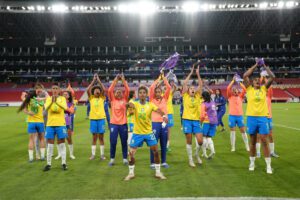 Jugadoras de Brasil celebran este martes el paso a la final de la Copa América Femenina tras golear a Uruguay en Quito (Ecuador). EFE/Vicente Costales