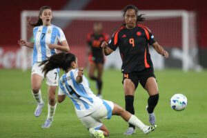 Catalina Sarmiento (i), de Argentina, disputa el balón con Mayra Ramírez, de Colombia, en un partido de las semifinales de la Copa América Femenina entre Argentina y Colombia en el estadio Rodrigo Paz Delgado en Quito (Ecuador). EFE/Jóse Jácome
