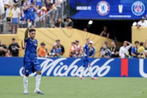 Enzo Fernandez del Chelsea saluda al salir del campo reemplazado en la final del Mundial de Clubes ante PSG. EFE/JUSTIN LANE