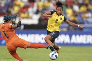 Nayely Bolaños (d), una de las figuras de Ecuador. EFE/ Ernesto Guzmán Jr ARCHIVO