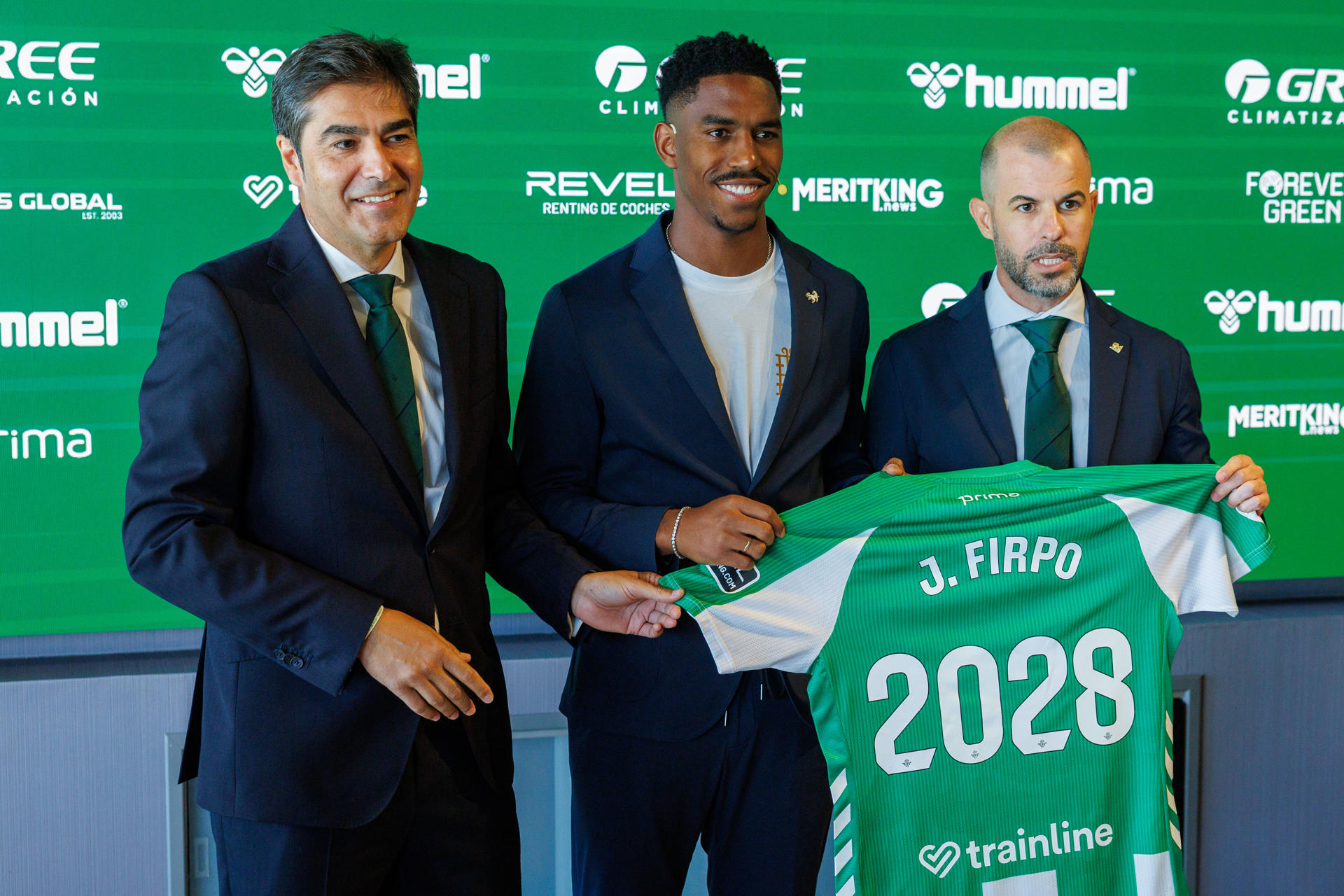 El lateral izquierdo hispano-dominicano Junior Firpo (c), quien ha fichado por el Betis hasta 2028 procedente del Leeds, junto al presidente del Real Betis, Ángel Haro (i), y el director deportivo, Manu Fajardo (d), durante la presentación en la ciudad deportiva del club como nuevo fichaje verdiblanco. EFE/ Julio Muñoz 