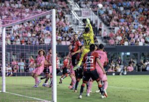 El guardameta del Atlas mexicano, el colombiano Camilo Vargas, sale al corte de un centro durante el partido de la Leagues Cup que Inter Miami ganó en Fort Lauderdale (Florida). EFE/EPA/CRISTOBAL HERRERA-ULASHKEVICH