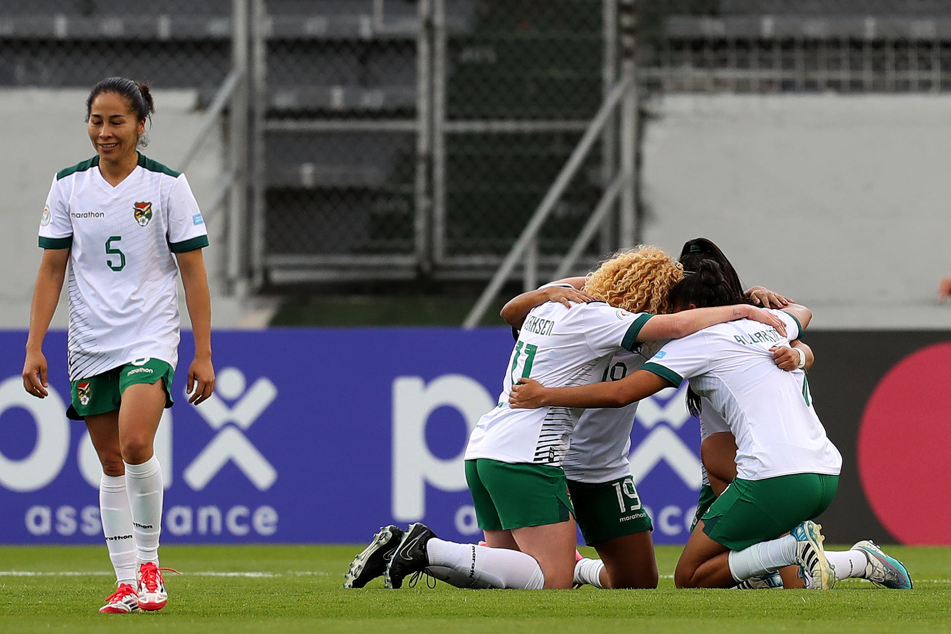 Jugadoras de la selección de Bolivia celebran el único gol que marcaron en el partido del Grupo B de la Copa América que Venezuela ganó este sábado por 7-1 en el estadio Gonzalo Pozo Ripalda de Quito. EFE/ José Jácome 