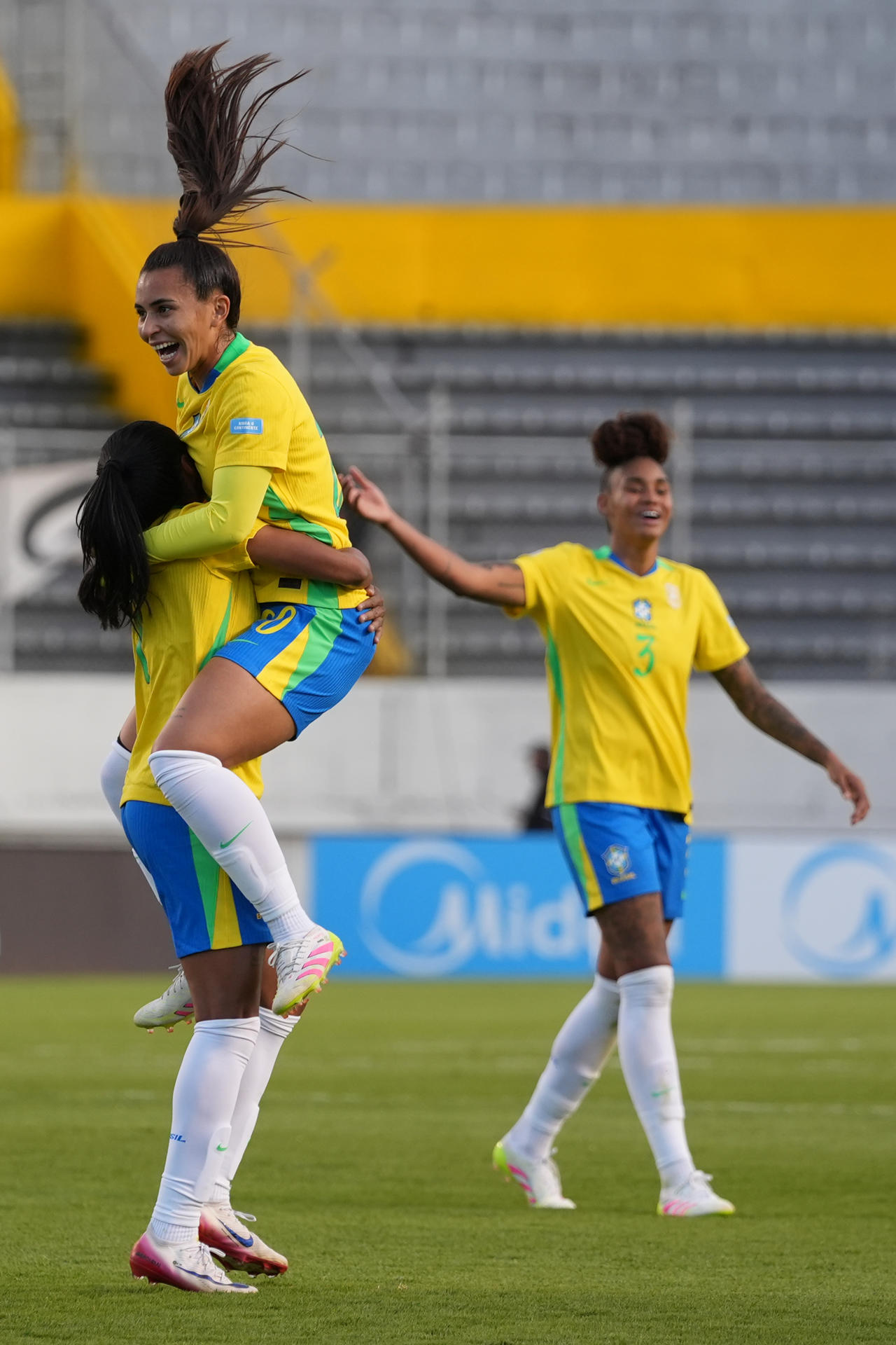 Jugadoras de la selección de Brasil celebran este miércoles la goleada por 0-6 infligida a la de Bolivia en partido de la segunda jornada del Grupo B de la Copa América jugado enel estadio Gonzalo Pozo Ripalda, de Quito. EFE/ Vicente Costales 