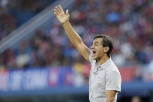 Fotografía de archivo del 3 de mayo de 2025 del entrenador Fabián Bustos de Olimpia. EFE/Juan Pablo Pino