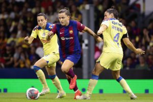 Aurelie Kaci (i) y Andrea Pereira (d) del América disputan el balón con Claudia Piña (c) de Barcelona durante un partido amistoso disputado en el Estadio Azteca de la Ciudad de México (México). EFE/ José Méndez