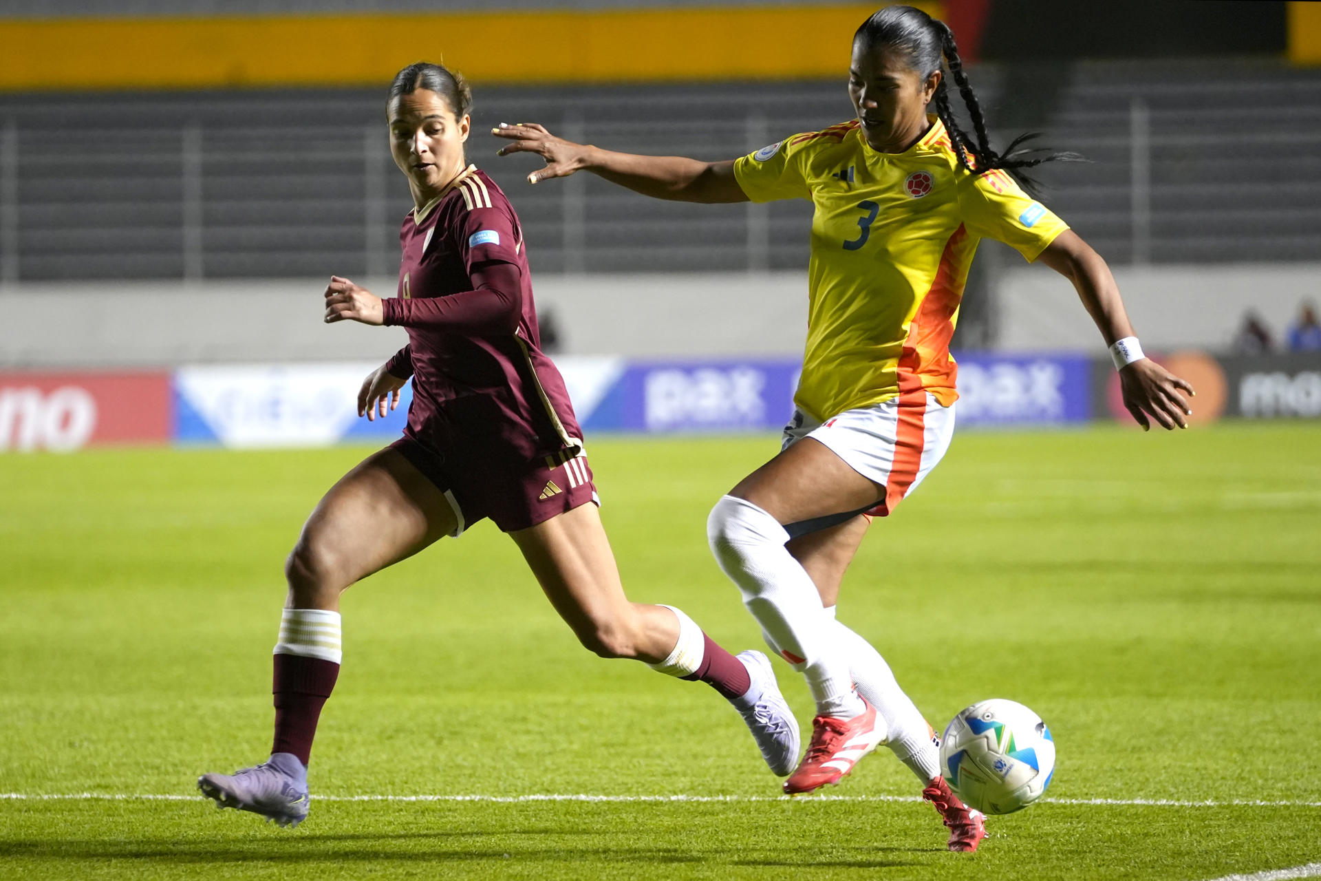 La delantera venezolana Deyna Castellanos (i) acompaña el desplazamiento de la centrocampista colombiana Daniela Arias durante el empate sin goles que sellaron ambas selecciones este miércoles en Quito, en partido de la segunda jornada del Grupo B de la Copa América. EFE/ Vicente Costales 