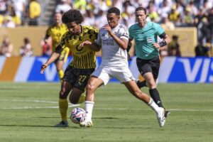 Trent Alexander-Arnold del Real Madrid (c) en acción contra Karim Adeyemi del Borussia Dortmund (i) durante el partido de la Copa Mundial de Clubes de la FIFA 2025 entre el Real Madrid C. F. y el Borussia Dortmund en el MetLife Stadium en East Rutherford, Nueva Jersey, EE. UU. EFE/EPA/SARAH YENESEL