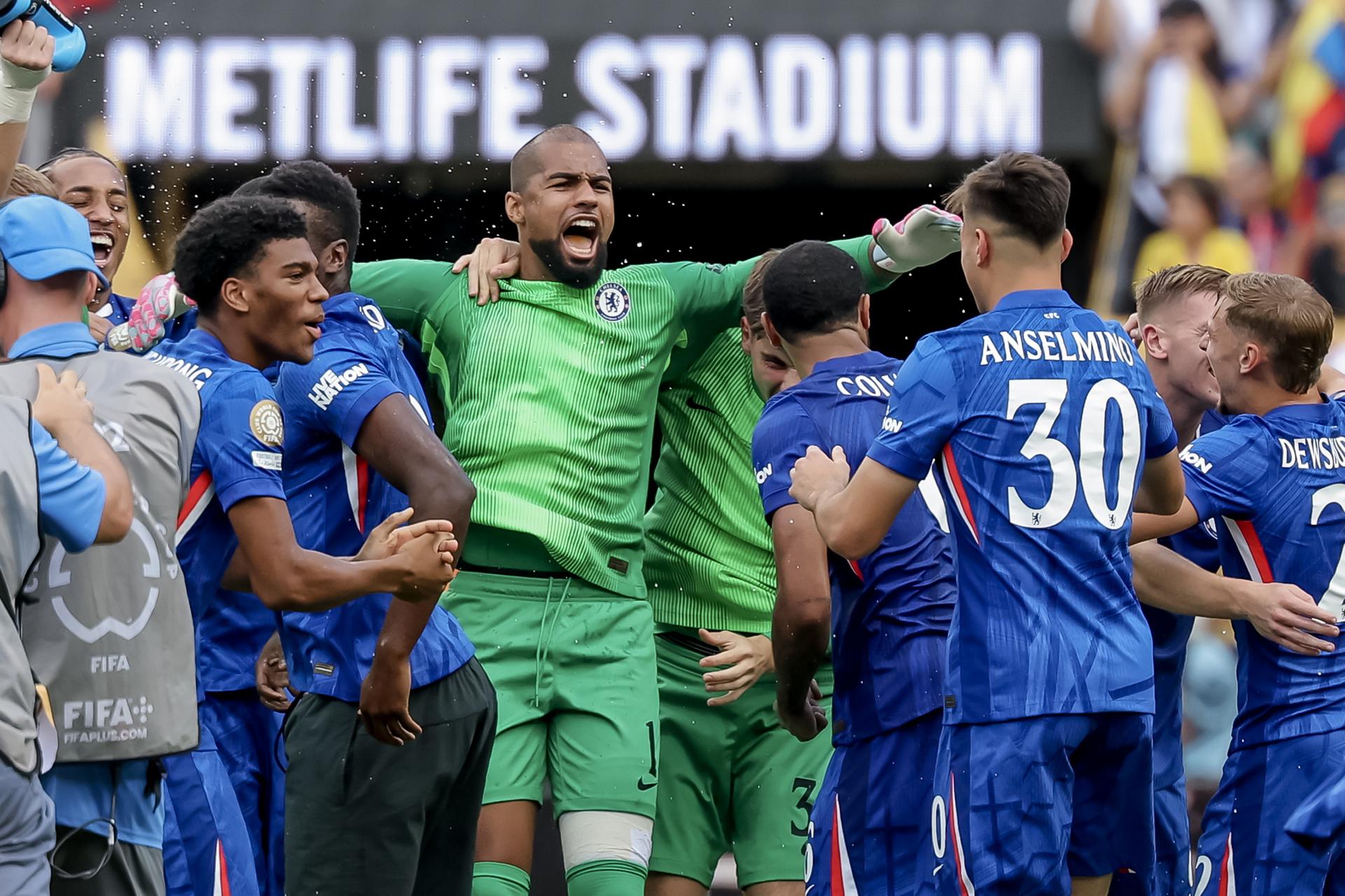 El arquero español del Chelsea Robert Sanchez (c) celebra con sus compañeros el triunfo ante el PSG en la final del Mundial de Clubes. EFE/JUSTIN LANE
