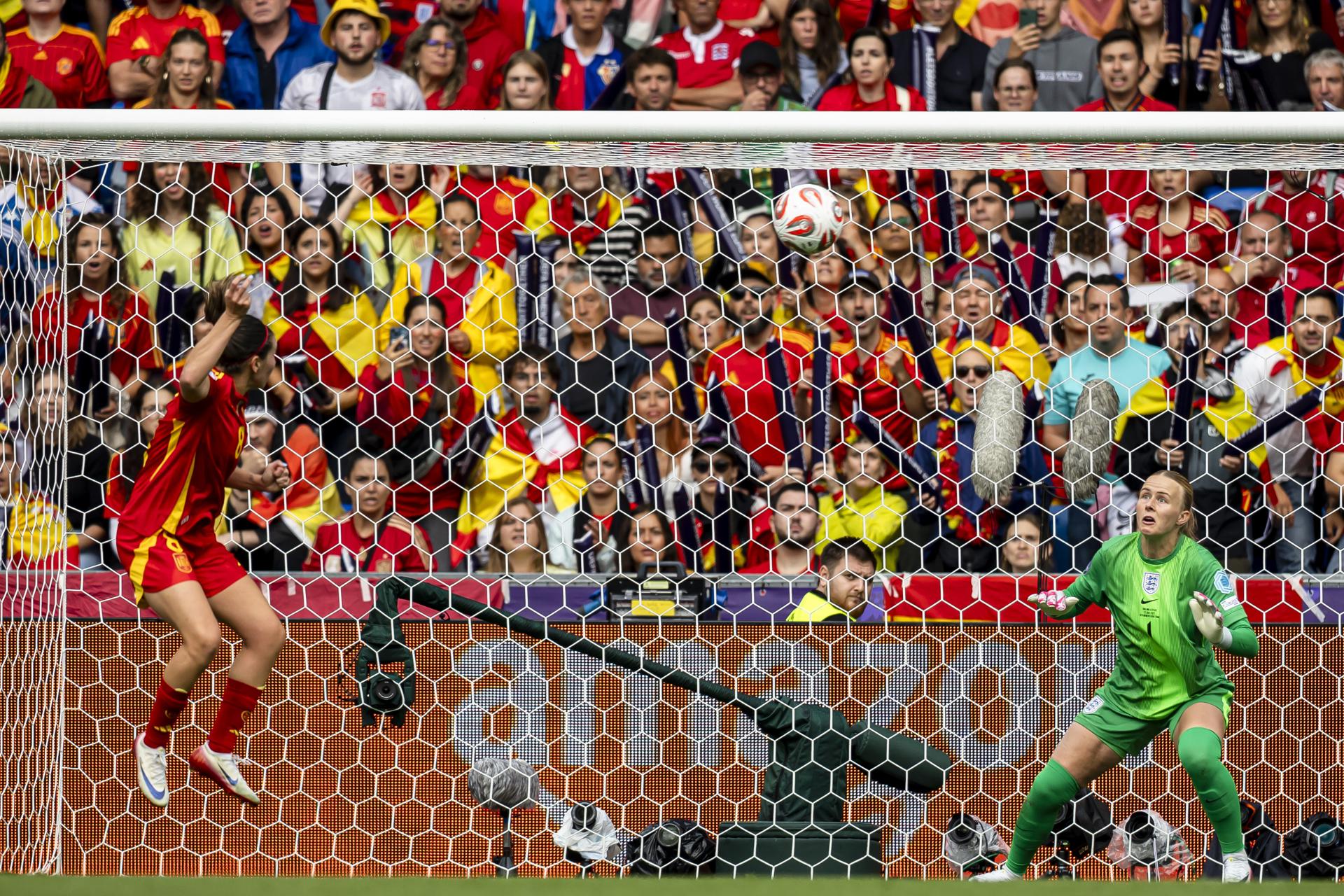Mariona Caldentey cabecea a gol durante la final de la Eurocopa Femenina 2025 que disputan España e Inglaterra el el St. Jakob Park de Basilea (Suiza). EFEEFE/EPA/MICHAEL BUHOLZER 