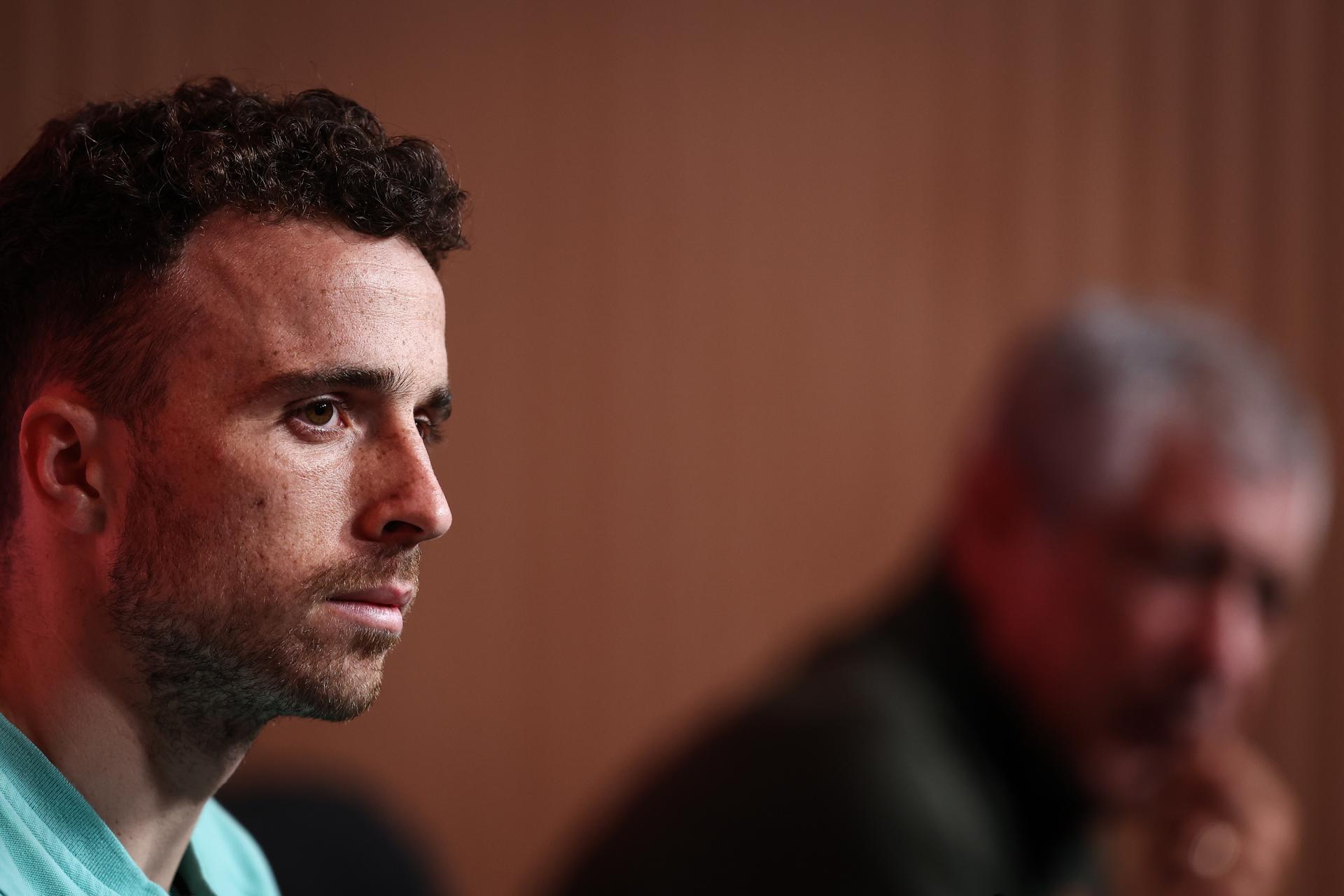 El argentino Messi y el brasileño Neymar lamentan la pérdida de Diogo Jota