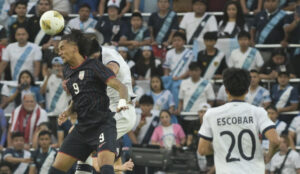 El extremo de 18 años Olger Escobar (d) marcó este miércoles el único gol de Guatemala en el partido de semifinales de la Copa Oro que ganó la selección de Estados Unidos por 2-1 en San Luis (Misuri). EFE/EPA/MICHAEL THOMAS
