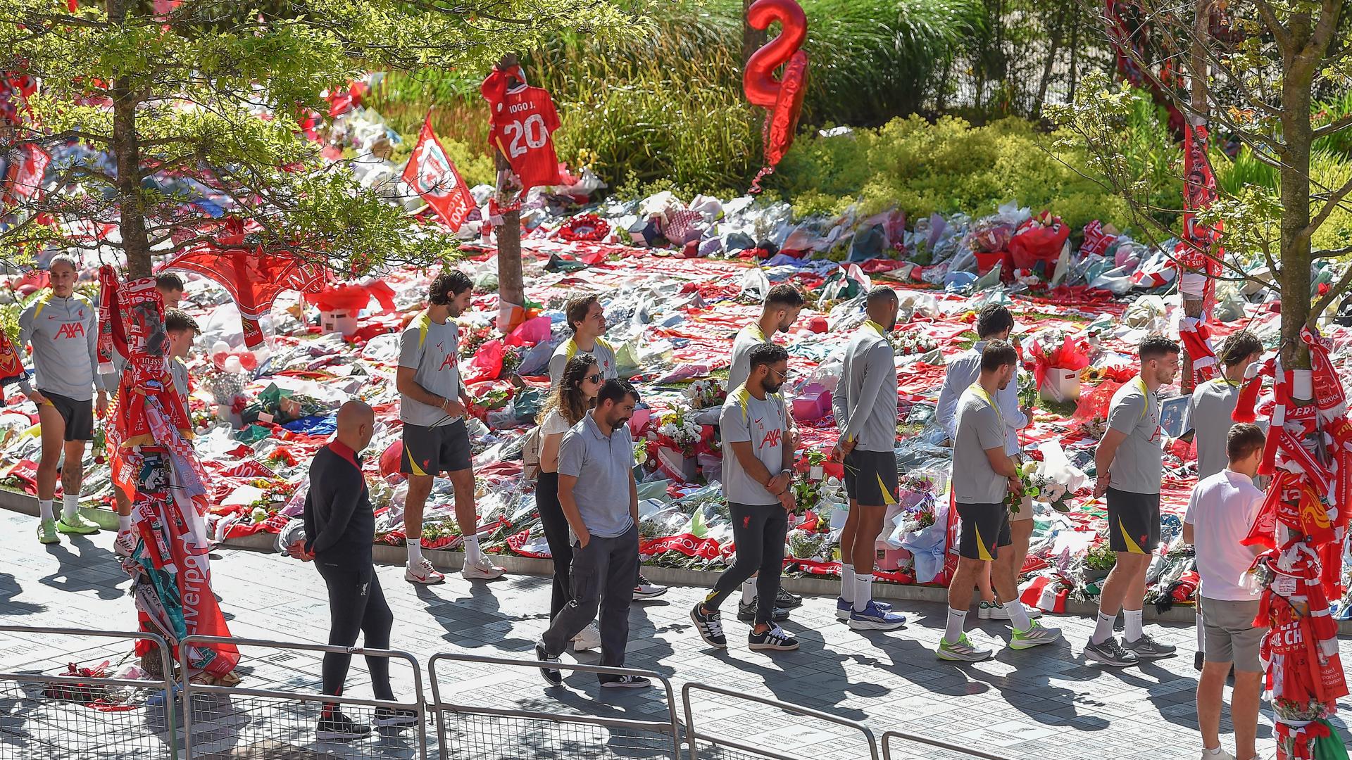 Los jugadores del Liverpool llevan flores a los aledaños de Anfield, en recuerdo a Diogo Jota. EFE/EPA/PETER POWELL 