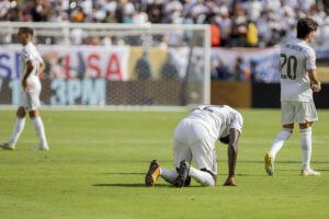 Antonio Rüdiger (c) del Real Madrid se lamenta este miércoles, al terminar un partido del Mundial de Clubes entre París Saint-Germain y Real Madrid en el estadio MetLife de Nueva York (Estados Unidos). EFE/Ángel Colmenares