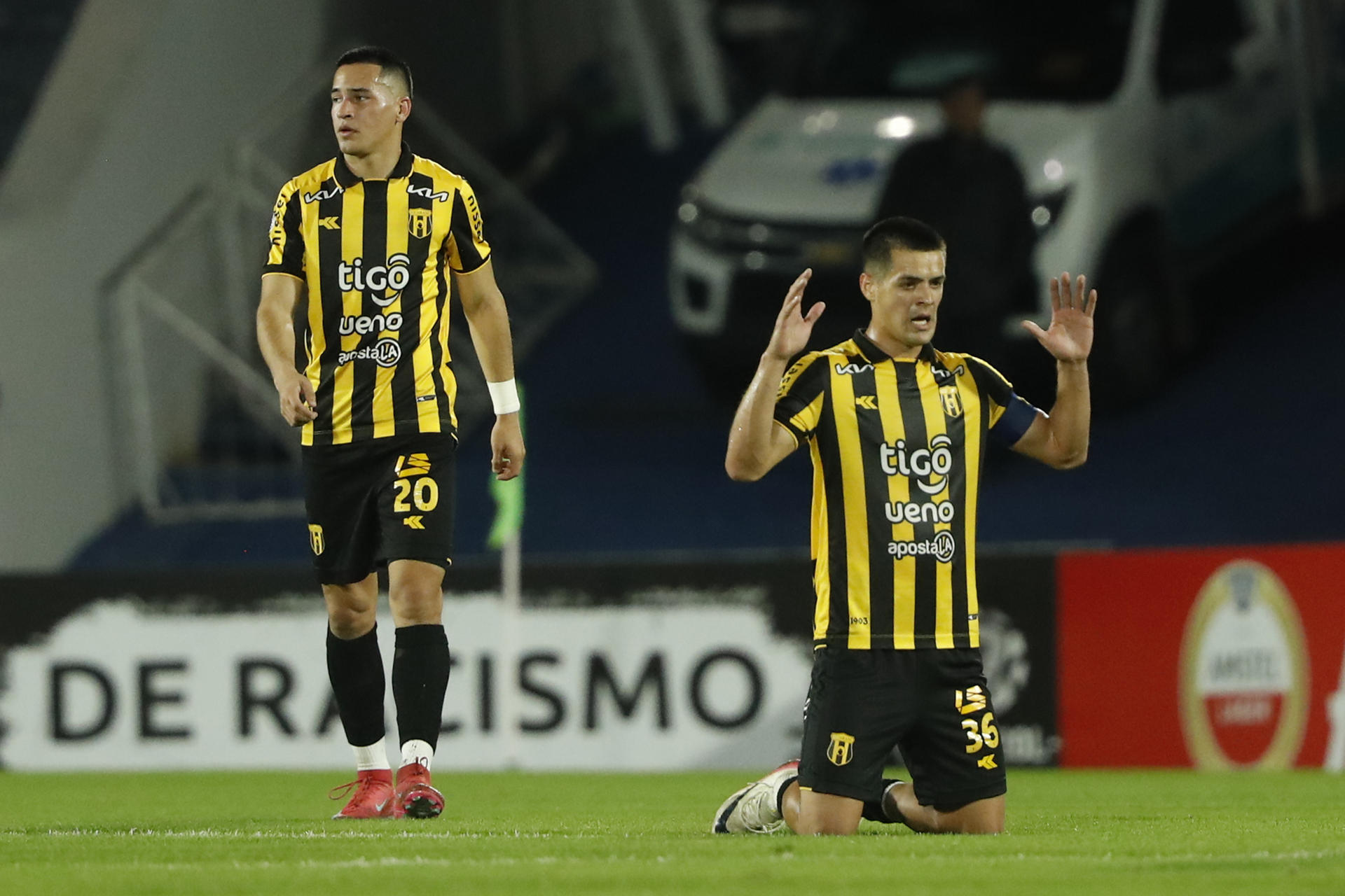 Jugadores de Guaraní celebran este jueves en el estadio asunceno La Nueva Olla una victoria de remontada por 2-1 que no alcanzó a impedir la clasificación de Universidad de Chile a los octavos de final de la Copa Sudamericana. EFE/ Juan Pablo Pino 