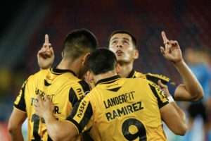 Jugadores de Guaraní celebran este jueves en el estadio asunceno La Nueva Olla una victoria de remontada por 2-1 que no alcanzó a impedir la clasificación de Universidad de Chile a los octavos de final de la Copa Sudamericana. EFE/ Juan Pablo Pino