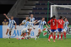Jugadoras argentinas celebran este viernes el triunfo de remontada por 2-1 sobre la selección de Chile en partido de la Copa América jugado en el estadio Banco Guayaquil en Quito (Ecuador). EFE/ Jóse Jácome