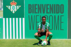 El lateral izquierdo hispano-dominicano Junior Firpo (c), quien ha fichado por el Betis hasta 2028 procedente del Leeds, durante la presentación en la ciudad deportiva del club como nuevo fichaje verdiblanco. EFE/ Julio Muñoz