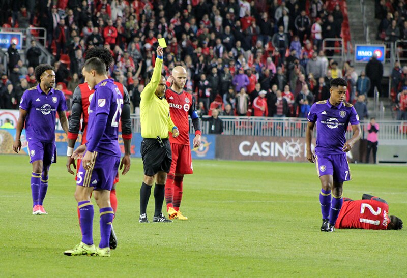 Dos latinos son líderes en amonestaciones en la MLS