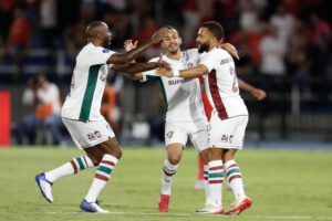 Jugadores de Fluminense celebran un gol durante un partido de octavos de final de la Copa Sudamericana entre América de Cali y Fluminense en el estadio Pascual Guerrero de Cali (Colombia). EFE/ Ernesto Guzmán