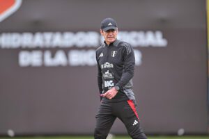 Fotografía cedida por la Federación Peruana de Fútbol del técnico de la Blanquirroja, Óscar Ibáñez, durante un entrenamiento este lunes en el complejo de la Villa Deportiva Nacional (Videna) en Lima. EFE/ Federación Peruana de Fútbol