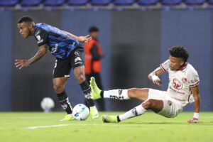 Gustavo Cortez (i) de Independiente disputa el balón con Dennis Quintero de Mushuc este martes en un partido de los octavos de final de la Copa Sudamericana. EFE/José Jácome
