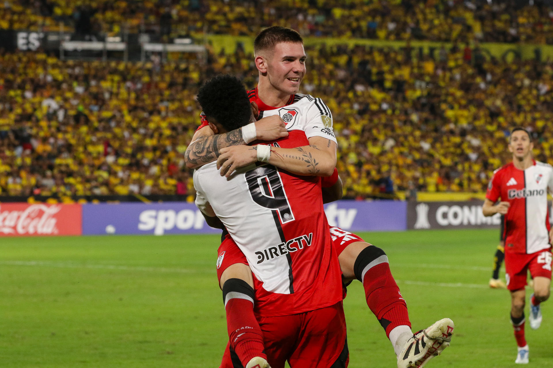 Fotografía de Jonathan Miranda, en la que puede verse en una imagen de archivo del 8 de mayo de 2025 al argentino Franco Mastantuono (d) celebrando un gol con su entonces compañero en el River Plate Miguel Ángel Borja (i). EFE 