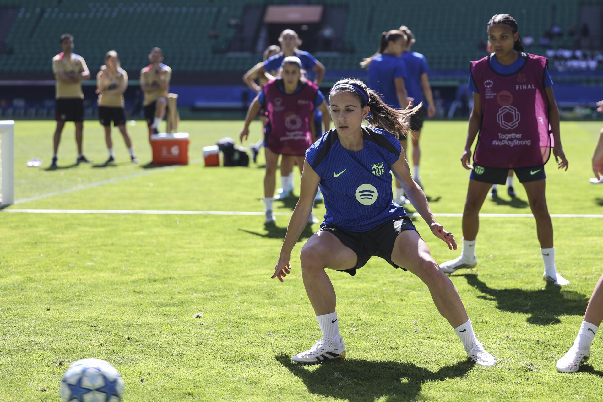El Barcelona aterriza en México y es recibido por decenas de hinchas