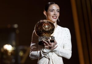 La futbolista del FC Barcelona Aitana Bonmatí, con el Balón de Oro que logró en 2024. EFE/EPA/MOHAMMED BADRA
