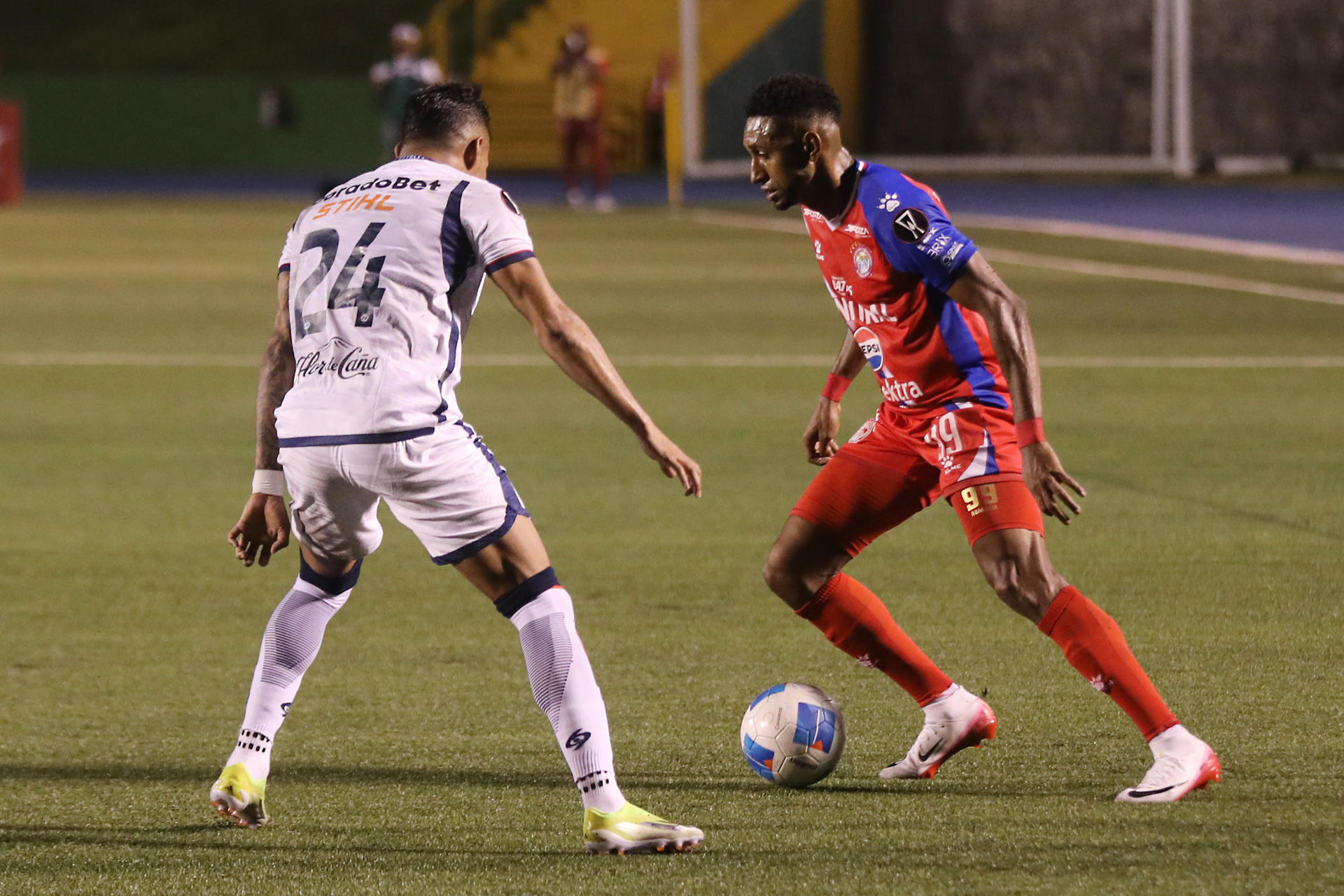 Romário Luiz da Silva (d) de Xelajú MC disputa el balón con Junior Antonio Delgado de Real Estelí este jueves, en un partido por la Copa Centroamericana de Concacaf entre Xelajú MC y Real Estelí en el estadio Cementos Progreso en Ciudad de Guatemala. EFE/ Fernando Ruiz